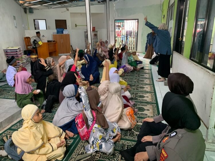 Sentuhan Humanis Polwan Polres Tarakan: Terangi Langkah Anak-anak Selumit Pantai Belajar Mengaji