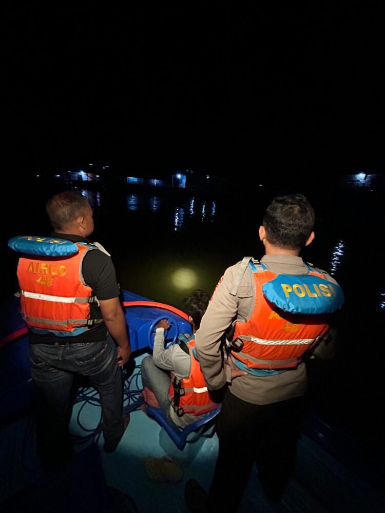 Sat Polairud Polres Tarakan Lakukan Pencarian 1 Korban Anak Tenggelam Hingga Malam Hari