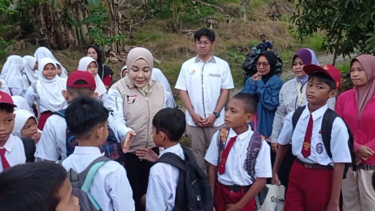 Lihat Semangat Sekolah Anak PMI, Rahmawati Zainal Paliwang Berikan Bantuan Perlengkapan Sekolah