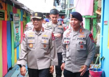 Kapolda Kaltara Bersama Dansat Brimob Polda Kaltara Meninjau Bedah Rumah di Kota Tarakan
