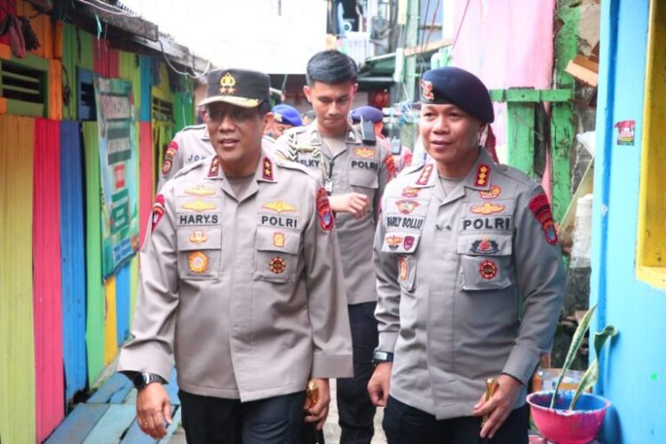 Kapolda Kaltara Bersama Dansat Brimob Polda Kaltara Meninjau Bedah Rumah di Kota Tarakan