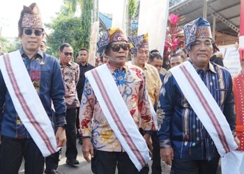 Kenakan Batik Daerah, Gubernur Kenalkan Budaya Kaltara di Karnaval The Legend of Pongtiku II 2025