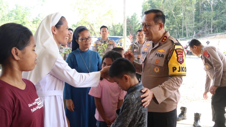 Kapolda Kaltara Berbagi Kebahagiaan dengan Anak-Anak SLB Keuskupan Tanjung Selor