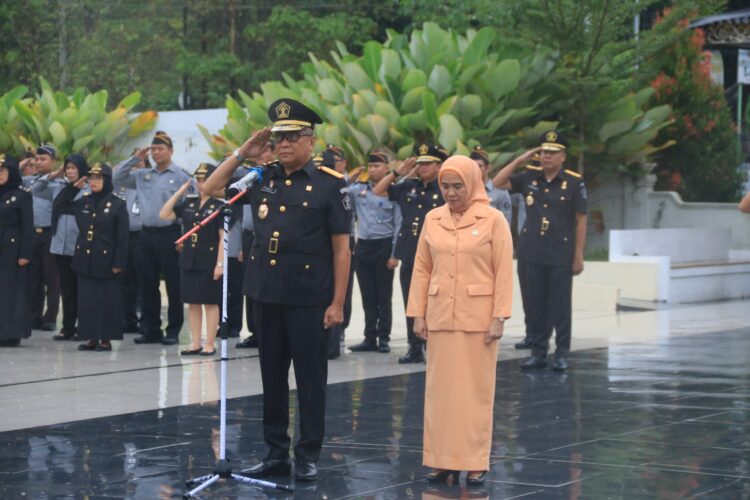 Jejak Pengabdian di Tanah Pahlawan: Kanwil Kemenkum Kaltim Tabur Bunga Peringati Hari Pengayoman ke-80