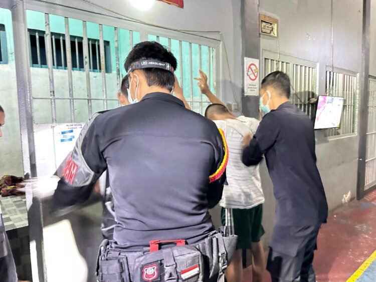 Deteksi Dini Resiko Gangguan Kamtib, Petugas Geledah Kamar Hunian Warga Binaan 
