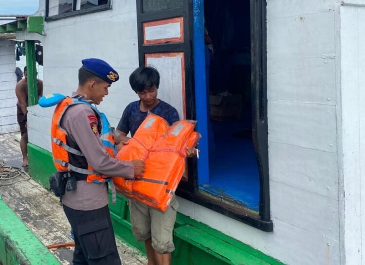 Pengecekan Alat Keselamatan Kapal, Sat Polairud Polres Tarakan Ciptakan Keamanan di Perairan