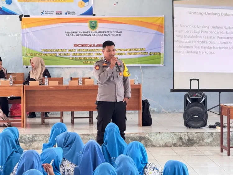Polsek Talisayan Bersama Kesbangpol Berau Gencarkan Edukasi Bahaya Narkoba di SMPN 1 Biatan