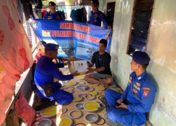 “Sambang Nusa Presisi” Sat Polairud Polres Tarakan Memberikan Bantuan Sosial ke Warga Pesisir di Pantai Amal Baru