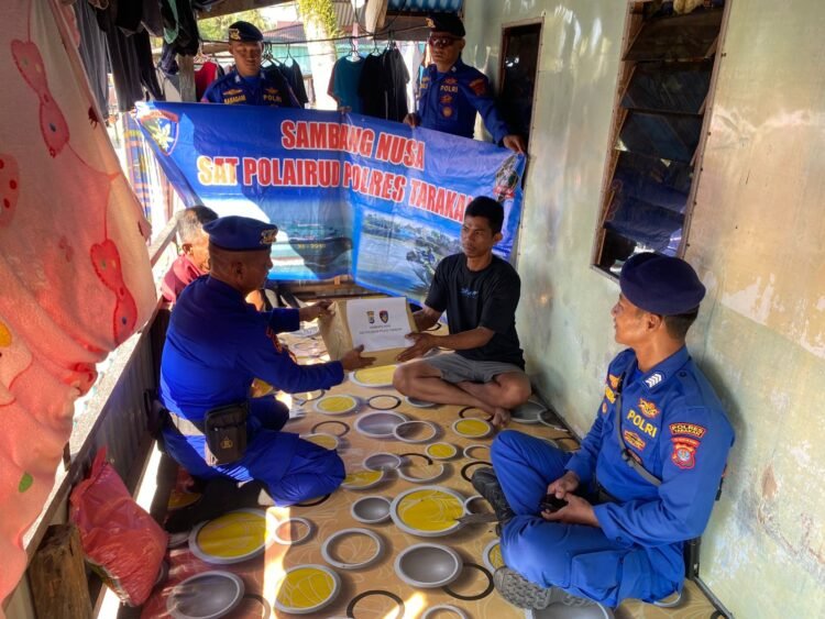 “Sambang Nusa Presisi” Sat Polairud Polres Tarakan Memberikan Bantuan Sosial ke Warga Pesisir di Pantai Amal Baru
