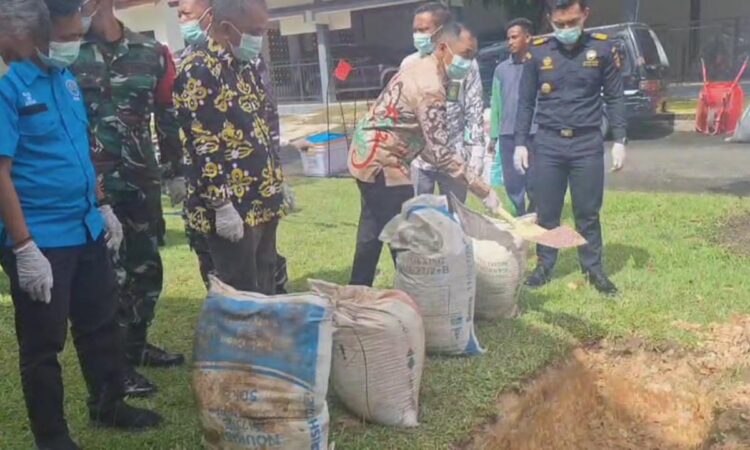320 Karung Pupuk Ilegal Asal Malaysia Dimusnahkan