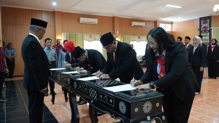 Lantik 12 PPNS dan 2 Notaris Pengganti , Kakanwil Kemenkum Kaltim Menekankan Pentingnya Profesionalisme
