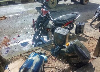 Karena Mengantuk, Pengendara Motor Bawa Solar Tabrak Mobil Parkir