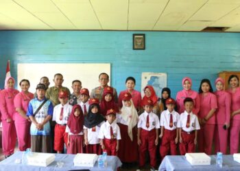 Kapolda Kaltara Singgah dan Makan Bersama Murid SDN 016 Tanjung Palas di Tengah Kunjungan Kerja