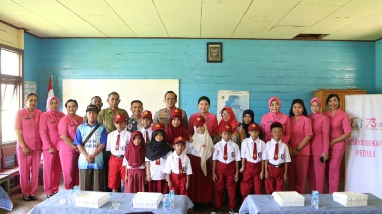 Kapolda Kaltara Singgah dan Makan Bersama Murid SDN 016 Tanjung Palas di Tengah Kunjungan Kerja