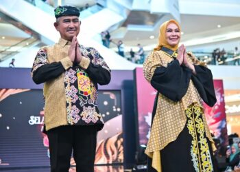 Di Ajang Parade Wastra Nusantara 2025, Wali Kota dan Istri Memamerkan Wastra Tarakan