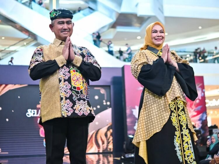 Di Ajang Parade Wastra Nusantara 2025, Wali Kota dan Istri Memamerkan Wastra Tarakan
