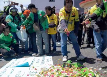 Solidaritas, Ratusan Driver Ojol Tarakan Tabur Bunga di Halaman Polres Tarakan