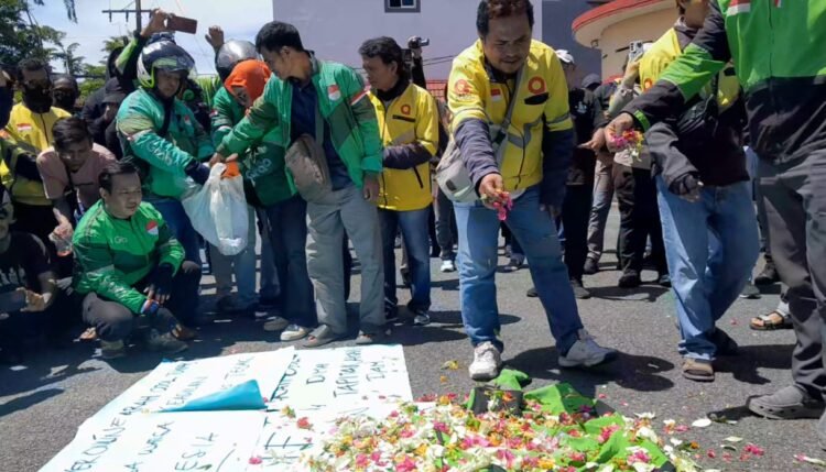 Solidaritas, Ratusan Driver Ojol Tarakan Tabur Bunga di Halaman Polres Tarakan