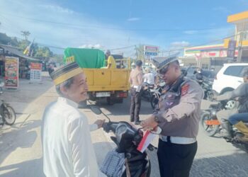 Sat Lantas Polres Tarakan Melaksanakan Pemasangan Bendera Merah Putih pada Kendaraan