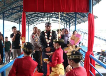 Tiba di Tanjung Selor, Kedatangan Kapolda Kaltara Disambut Prosesi Tepung Tawar