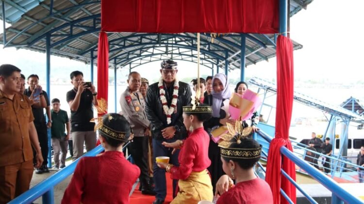Tiba di Tanjung Selor, Kedatangan Kapolda Kaltara Disambut Prosesi Tepung Tawar