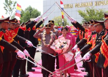 Pelepasan Irjen Pol. Hary Sudwijanto S.I.K., M.Si Bersama Ny. Dion Hary Sudwijanto di Mako Polda Kaltara