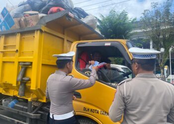 Satlantas Polres Tarakan Bagi Bendera Merah Putih ke Pengendara Motor dan Mobil