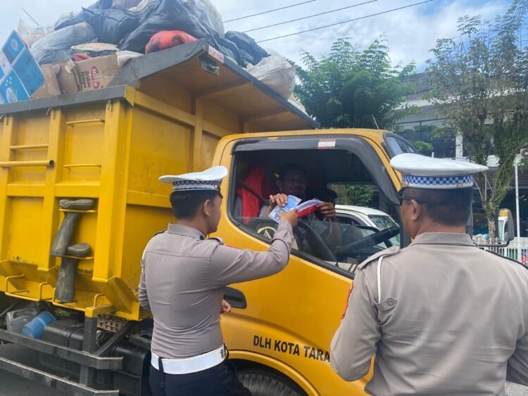 Satlantas Polres Tarakan Bagi Bendera Merah Putih ke Pengendara Motor dan Mobil