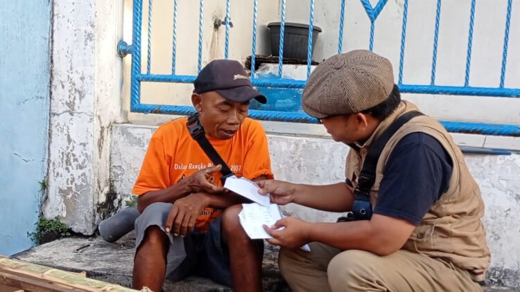 Berkat viral di tiktok, kakek penjual keripik yang kena gas air mata dapat bantuan donasi dari netizen