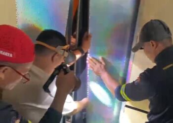 PMK Tarakan Evakuasi Dua Wanita Terjebak Dalam Lift Gedung Gadis II