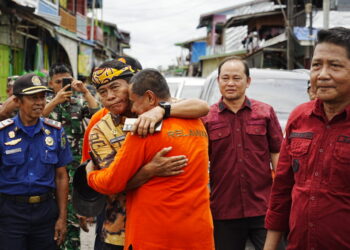 Gubernur Serahkan Bantuan Sosial Kebakaran di Desa Mansalong, Nunukan