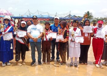 Wali Kota Menyerahkan Hadiah Pemenang Lomba Gerak Jalan se Tarakan Utara