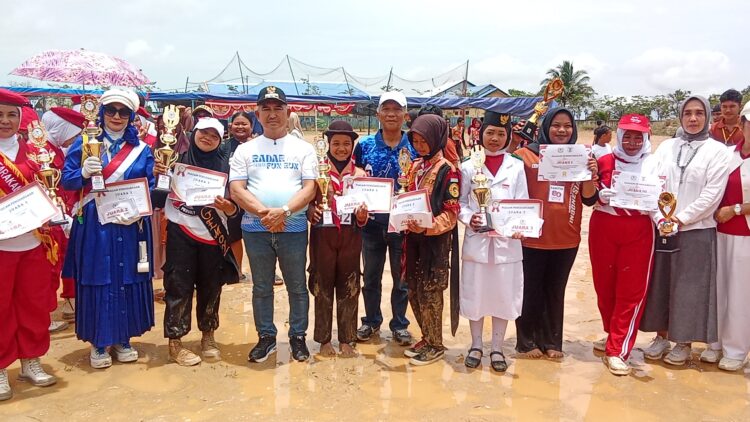 Wali Kota Menyerahkan Hadiah Pemenang Lomba Gerak Jalan se Tarakan Utara