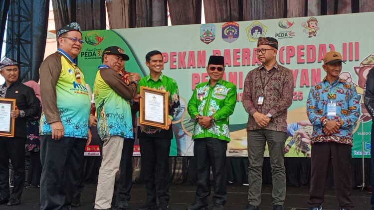 KTNA Nasional Beri Penghargaan Adhi Bhakti Tani Nelayan kepada Bupati Nunukan