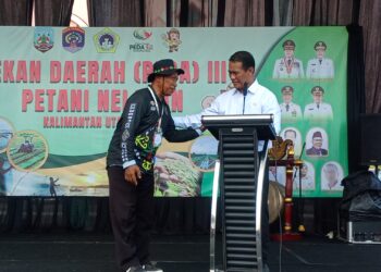 Menteri Pertanian Beri Bantuan Sepasang Sapi kepada PPL Sembakung yang Akan Pensiun