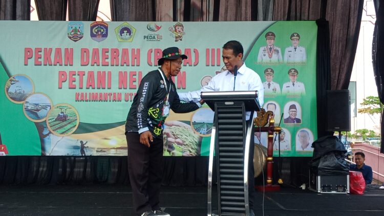 Menteri Pertanian Beri Bantuan Sepasang Sapi kepada PPL Sembakung yang Akan Pensiun