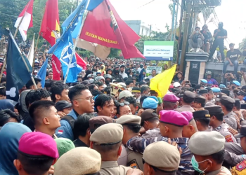 Demo Aliansi Mahasiswa dan Elemen Masyarakat di Tarakan Ricuh, Pagar DPRD Tarakan Rusak