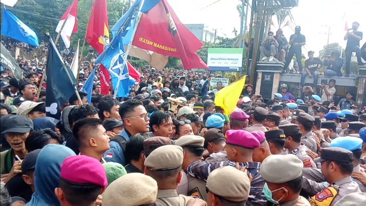 Demo Aliansi Mahasiswa dan Elemen Masyarakat di Tarakan Ricuh, Pagar DPRD Tarakan Rusak