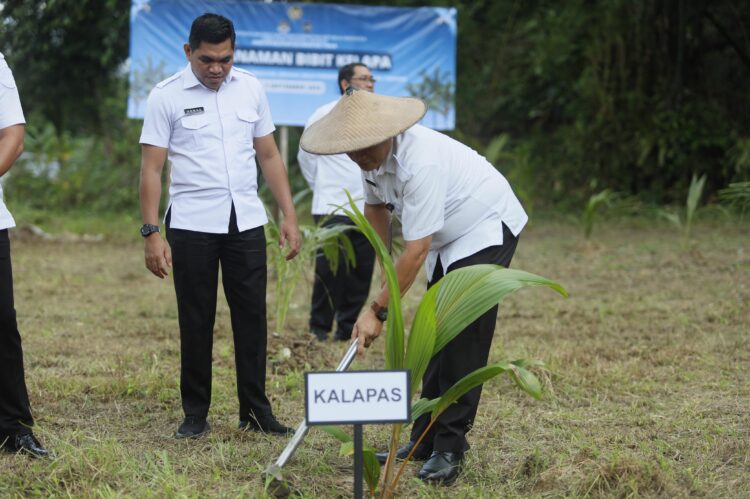Penanaman 400 Bibit Pohon Kelapa, Dukungan Penuh Lapas Tarakan Dalam Program Ketahanan Pangan Kemenimipas