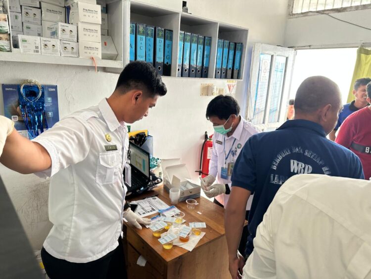 Laksanakan Fungsi Pengawasan Program P4GN, Sejumlah Petugas dan Warga Binaan Jalani Test Urin