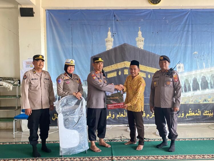Polres Tarakan Berikan Bantuan Kursi Belajar kepada Ponpes Korban Pencurian