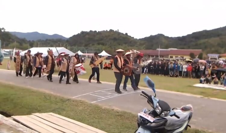 Bupati Nunukan Melepas Pawai Budaya di Krayan