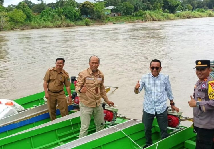 Pemkab Nunukan Serahkan Bantuan Perahu Ketinting kepada Tiga Kelompok Masyarakat