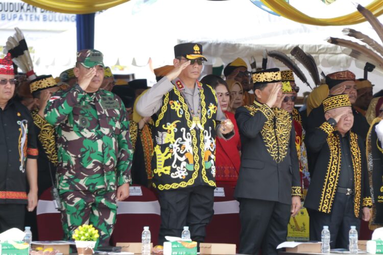 Kapolda Kaltara Hadiri Upacara Pengibaran Bendera Dalam Rangka Memperingati Hari Jadi Kota Tanjung Selor Ke 235