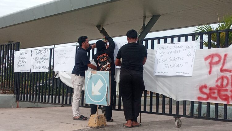 PLBN Sebatik Disegel