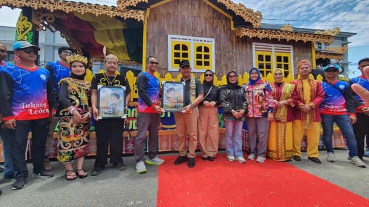 PDAM Tarakan Tampilkan Rumah Adat Suku Tidung di Pawai Budaya Iraw Tengkayu