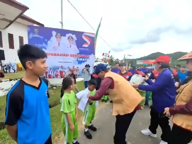 Dari Krayan, Serentak Pembagian Seragam Sekolah Gratis Dipimpin Bupati