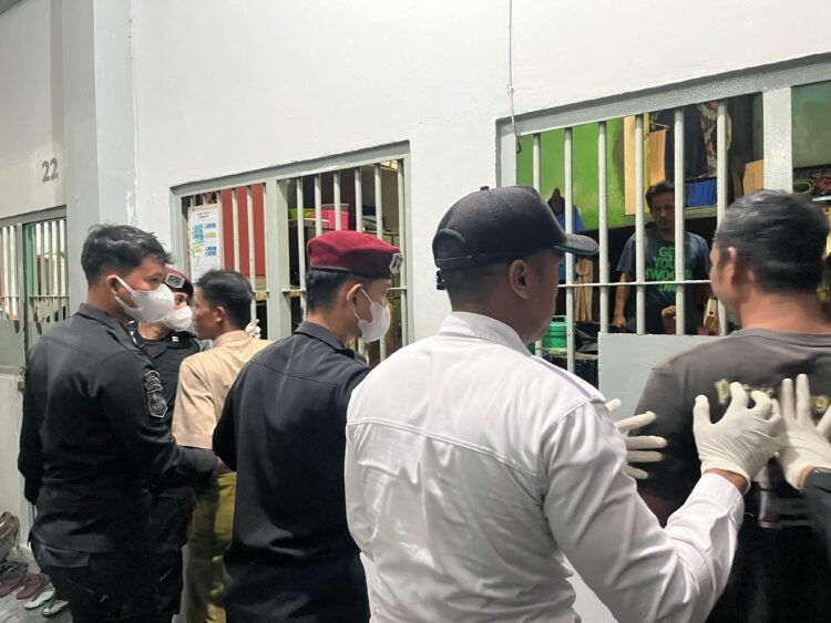 Geledah Kamar Hunian WBP, Langkah Lapas Tarakan Jaga Kondusifitas Keamanan dan Ketertiban
