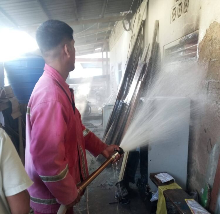 Dugaan karena Puntung Rokok yang Dibuang Sembarangan, Gudang Barang Bekas di Sebatik Terbakar