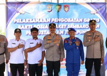 Wakapolda Kaltara Tinjau Pelaksanaan Pengobatan Gratis, Baksos Paket Sembako dan Perpustakaan Terapung di Tana Lia